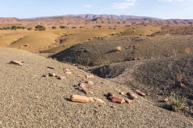 Fas 'ta bir çölde küçük taşlar ve çakıl taşları. Kuru ve mineral manzarası.