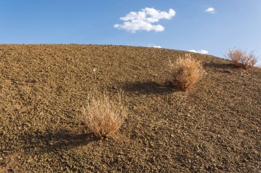 Fas 'ta bir çölde küçük taşlar ve çakıl taşları. Kuru ve mineral manzarası.
