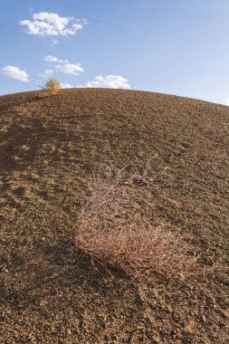 Fas 'ta bir çölde küçük taşlar ve çakıl taşları. Kuru ve mineral manzarası.