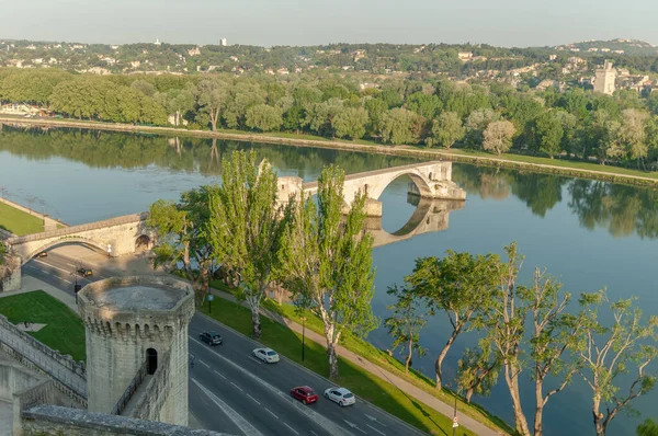 Avignon Köprüsü, Provence 'deki suya yansıyan ses üzerinde. Fransa