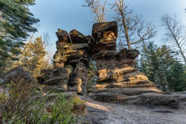 Vosges Massif 'teki inanılmaz kaya. Taş Kapı. Fransa.