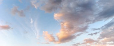 Yazın akşam gökyüzünde pembe ve sarı bulutlar. Pankart.