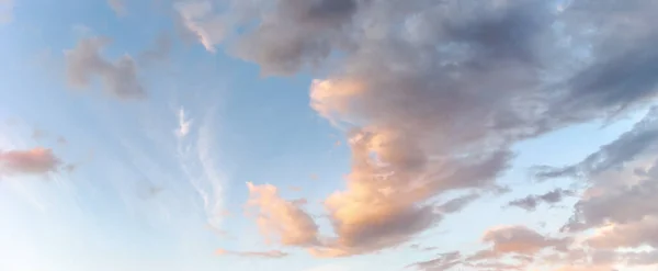 Yazın Akşam Gökyüzünde Pembe Sarı Bulutlar Pankart — Stok fotoğraf