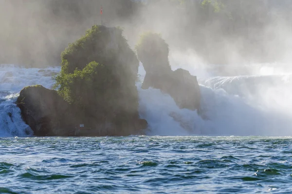 İlkbaharda Ren Şelalesi, Avrupa 'nın en büyük şelalesi. Neuhausen ben, Schaffhausen, İsviçre.