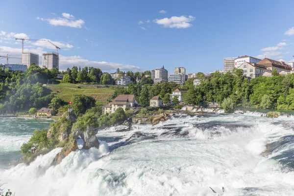 İlkbaharda Ren Şelalesi, Avrupa 'nın en büyük şelalesi. Neuhausen ben, Schaffhausen, İsviçre.