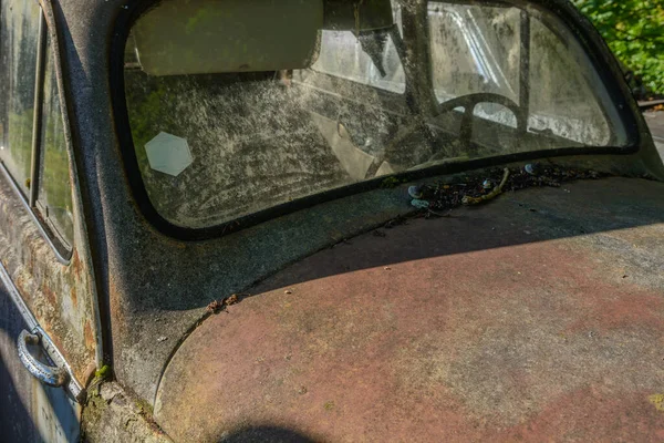 Stary Samochód Jechał Złomowisko Łące Alzacja Francja — Zdjęcie stockowe