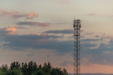 Yazın gün batımında kırsalda telekom anteni. Alsace, Fransa.