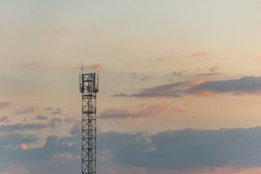 Yazın gün batımında kırsalda telekom anteni. Alsace, Fransa.