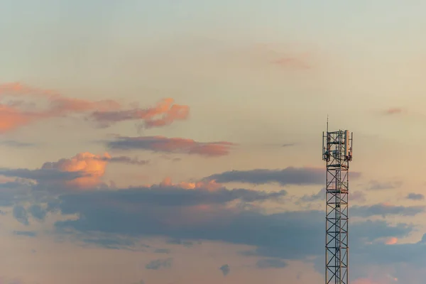 夏至时分 农村的电信天线 法国阿尔萨斯 — 图库照片