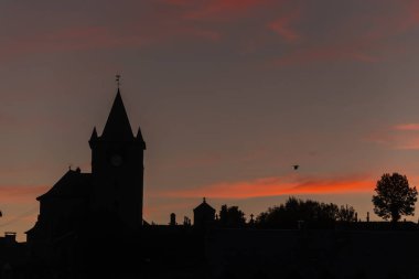 Gün batımında Laguiole 'deki St. Mathieu Kilisesi' nin silueti. Laguiole, Aubrac, cevennes, Fransa.