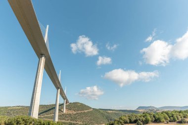 Millau viyadük, Tarn Vadisi üzerinde kablo destekli köprü. Dünyanın en yüksek karayolu köprüsü. A75 otoyolu. Aveyron, Fransa.