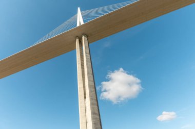 Millau viyadük, Tarn Vadisi üzerinde kablo destekli köprü. Dünyanın en yüksek karayolu köprüsü. A75 otoyolu. Aveyron, Fransa.