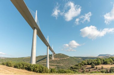 Millau viyadük, Tarn Vadisi üzerinde kablo destekli köprü. Dünyanın en yüksek karayolu köprüsü. A75 otoyolu. Aveyron, Fransa.