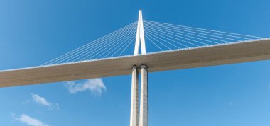 Millau viyadük, Tarn Vadisi üzerinde kablo destekli köprü. Dünyanın en yüksek karayolu köprüsü. A75 otoyolu. Aveyron, Fransa.