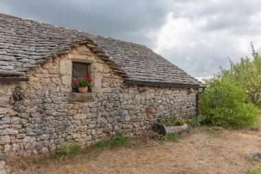 Taş ev, geleneksel Causse mejean evi, kireçtaşı mimarisi. Cevennes, Fransa.
