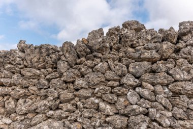 Cevennes 'deki Causse Mejean' da taş duvar. Aveyron, Fransa.