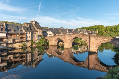 Espalion kasabasının Pont Vieux 'su. Aveyron, Fransa.