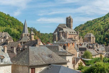 Estaing Turistik Köyü 'ndeki Estaing Ortaçağ Şatosu. Aveyron, Fransa.