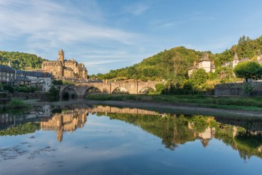 Estaing köyünde kalesi olan ortaçağ köprüsü. Aveyron, Fransa.