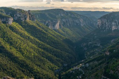 Gorges de la Jonte ve Cevennes Milli Parkı 'ndaki Le Truel köyünün manzarası. Aveyron, Fransa.