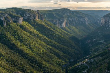Gorges de la Jonte ve Cevennes Milli Parkı 'ndaki Le Truel köyünün manzarası. Aveyron, Fransa.