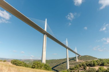 Millau Viyadük Köprüsü, dünyanın en yüksek köprüsü. Aveyron Ayrılışı. Fransa.