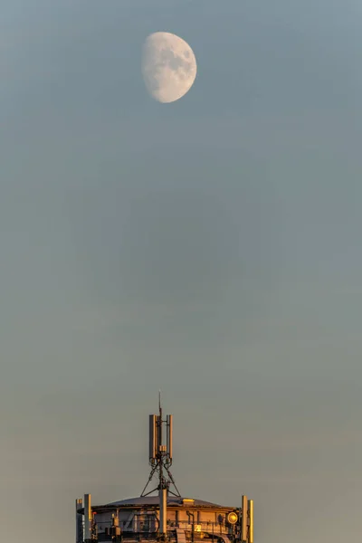 水塔上的电信天线上的月亮 — 图库照片
