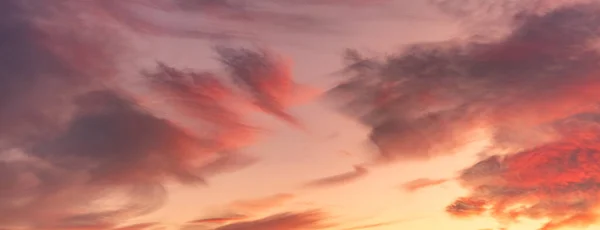 黄昏时分 天空一片粉色和橙色的云彩 班纳法国阿尔萨斯 — 图库照片