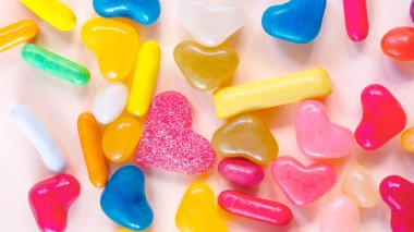 Pembe arka planda bulanık renkli şekerler. İyi ki doğdun. Yüksek kalite fotoğraf