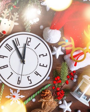 Kahverengi ahşap arka planda Noel süslemesi için çılgın bir Noel kompozisyonu. Üst manzara, düz yatış. Yeni yıl konsepti. Yüksek kalite fotoğraf