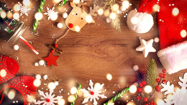 Kerstcompositie Gek Van Kerstversiering Bruine Houten Achtergrond Bovenaanzicht Vlak Nieuwjaarsconcept — Stockfoto