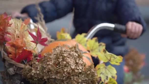 Wazig zicht op herfstoogst in manden op een fiets — Stockvideo