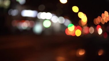 Moskova 'da güzel bir akşam sokağında, şehir gece lambası arkaplanının bulanık görüntüsü. Gece hayatı, otobüsler ve arabalar bulanık. Sokak. Şehre. Şehir manzarası. Odaklanmamış