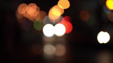 Moskova 'da güzel bir akşam sokağında, şehir gece lambası arkaplanının bulanık görüntüsü. Gece hayatı, otobüsler ve arabalar bulanık. Sokak. Şehre. Şehir manzarası. Odaklanmamış