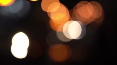 Moskova 'da güzel bir akşam sokağında, şehir gece lambası arkaplanının bulanık görüntüsü. Gece hayatı, otobüsler ve arabalar bulanık. Sokak. Şehre. Şehir manzarası. Odaklanmamış