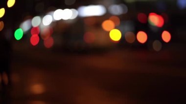 Moskova 'da güzel bir akşam sokağında, şehir gece lambası arkaplanının bulanık görüntüsü. Gece hayatı, otobüsler ve arabalar bulanık. Sokak. Şehre. Şehir manzarası. Odaklanmamış