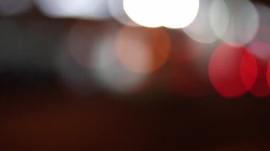 Moskova 'da güzel bir akşam sokağında, şehir gece lambası arkaplanının bulanık görüntüsü. Gece hayatı, otobüsler ve arabalar bulanık. Sokak. Şehre. Şehir manzarası. Odaklanmamış