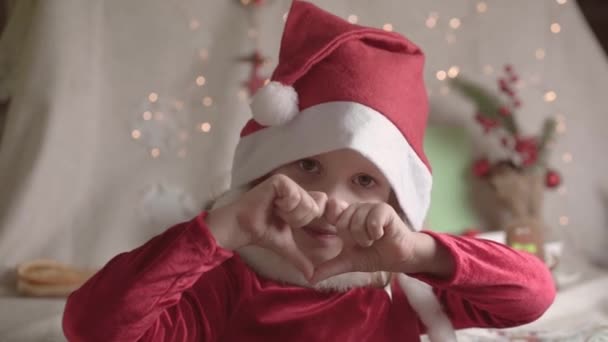 Menina Desfocada Chapéu Papai Noel Aproveitando Tempo Natal Xmas Apresenta — Vídeo de Stock