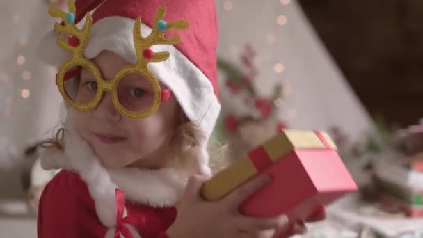 Menina Desfocada Chapéu Papai Noel Aproveitando Tempo Natal Xmas Apresenta — Vídeo de Stock