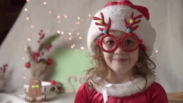 Menina Desfocada Chapéu Papai Noel Aproveitando Tempo Natal Xmas Apresenta — Vídeo de Stock