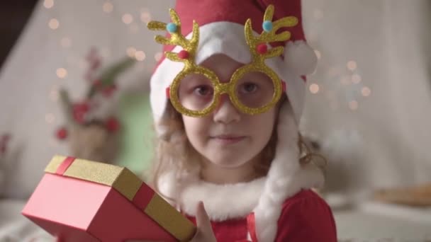 Suddig Liten Flicka Tomteluva Som Njuter Julen Julklappar Holidays Barndomskoncept — Stockvideo