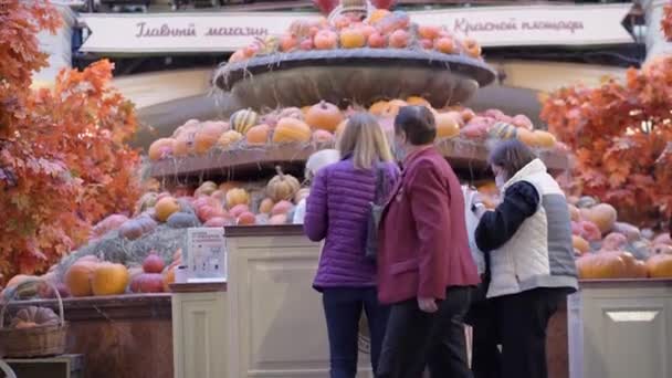 位于莫斯科红场对面的Gum百货商店里 在著名的购物中心里 一片模糊 万圣节 秋天装饰装饰装饰装饰南瓜 俄罗斯莫斯科 2021年10月 — 图库视频影像