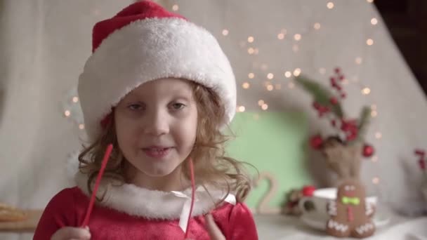 Suddig Liten Flicka Tomteluva Som Njuter Julen Julklappar Holidays Barndomskoncept — Stockvideo