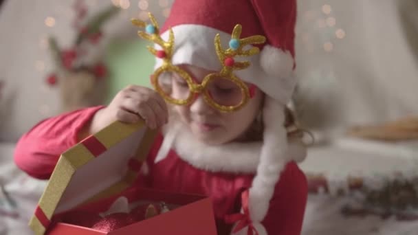 Menina Desfocada Chapéu Papai Noel Aproveitando Tempo Natal Xmas Apresenta — Vídeo de Stock