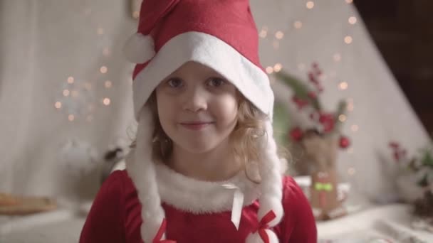 Wazig Klein Meisje Met Kerstmuts Geniet Van Kersttijd Kerstmis Presenteert — Stockvideo
