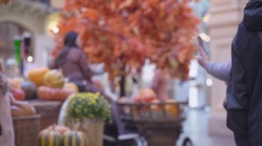 Moskova 'daki GUM mağazasının ünlü alışveriş galerilerinin Kızıl Meydan' a bakan görüntüsü bulanıklaştı. Cadılar Bayramı, dekoratif balkabaklarıyla sonbahar dekorasyonu, Moskova, Rusya - Ekim, 2021.