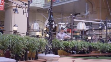 Moskova 'daki GUM mağazasındaki ünlü alışveriş galerilerinin Kızıl Meydan, MOSCOW, Rusya - Ekim 2021.