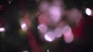  Güzel dekore edilmiş bir noel ağacının üzerindeki bulanık Noel süslemeleri ve oturma odasında bokeh ışıkları. Yeni yıla hazırlanma ve bekleme kavramı.