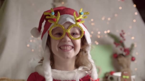 Menina Desfocada Chapéu Papai Noel Aproveitando Tempo Natal Xmas Apresenta — Vídeo de Stock