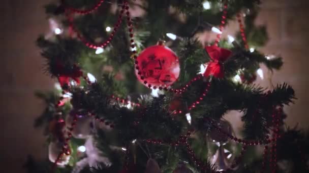Homályos Karácsonyi Dekorációk Egy Gyönyörű Díszített Karácsonyfán Bokeh Fényekkel Nappaliban — Stock videók